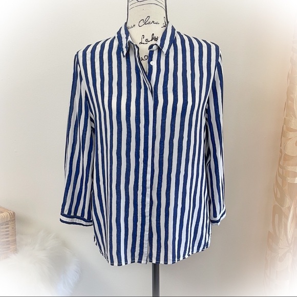 💕Beautiful Navy and White Striped Rayon Blouse💕 - Picture 1 of 7